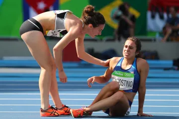 Novozélandská běžkyně Hamblinová pomáhá zraněné soupeřce