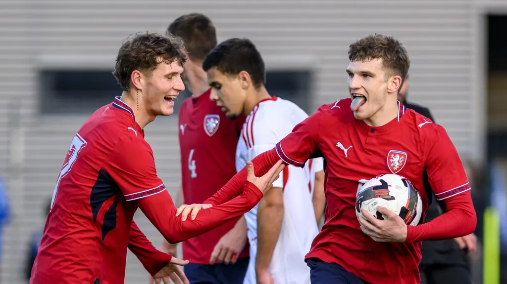 Matěj Mikulenka se raduje z branky