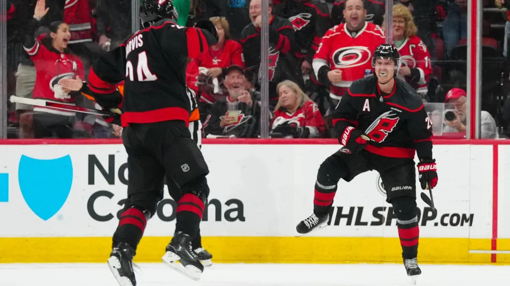 Sebastian Aho se raduje z branky