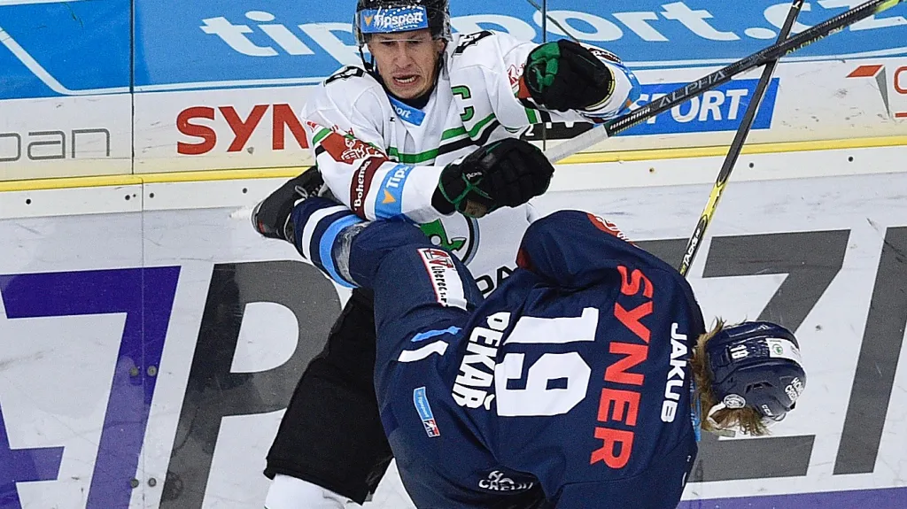 Mladoboleslavský Martin Ševc sráží libereckého Matěje Pekaře