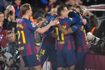 Hráči Barcelony slaví branku