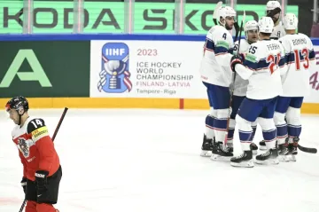 Hokejisté USA se radují z gólu v síti Rakouska