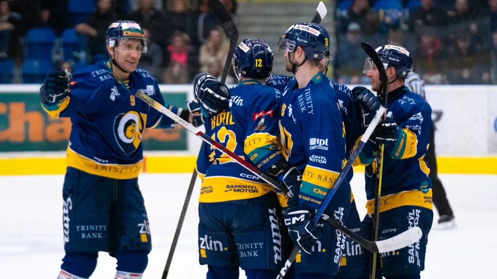 Hokejisté Zlína se radují z gólu