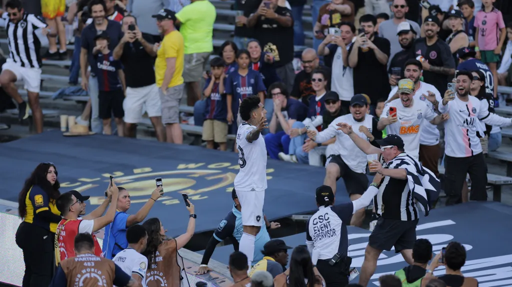 Igor Jesus slaví gól v síti PSG