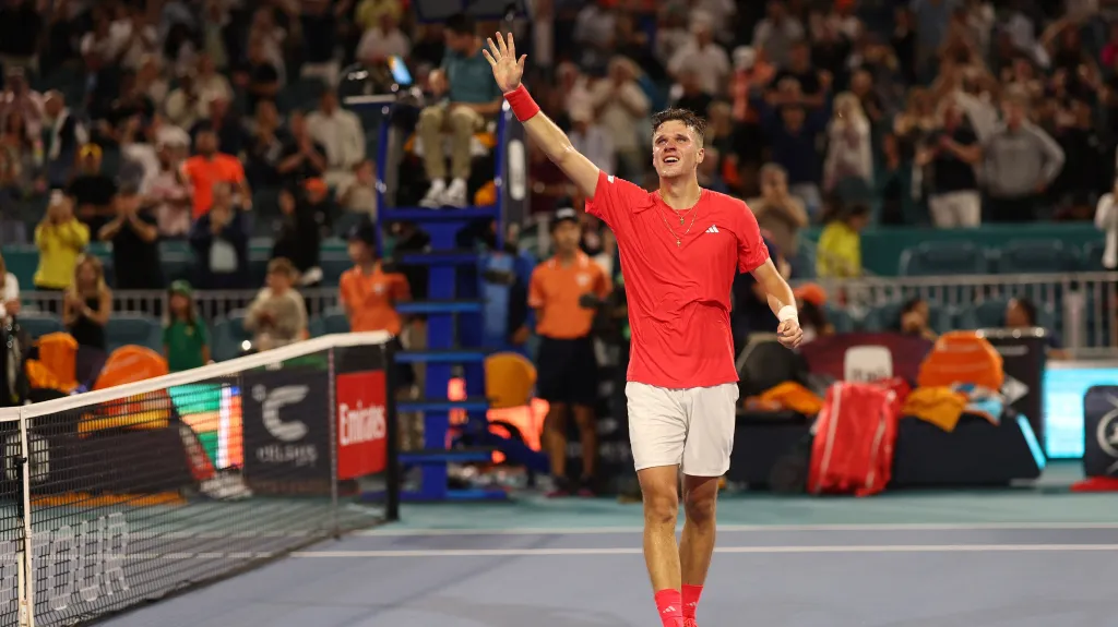 Jakub Menšík se raduje z titulu v Miami