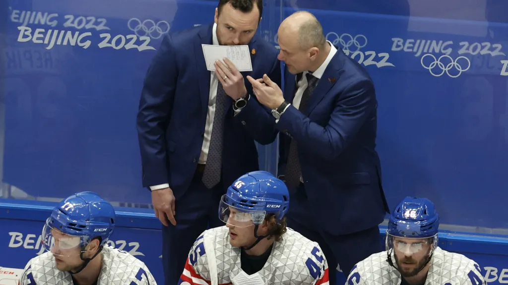 Trenér Filip Pešán (vlevo) v diskuzi s Martinem Strakou na lavičce českých hokejistů