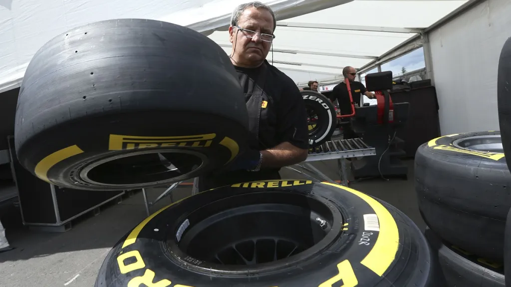 Pracovník Pirelli připravuje nové pneumatiky před Velkou cenou Německa