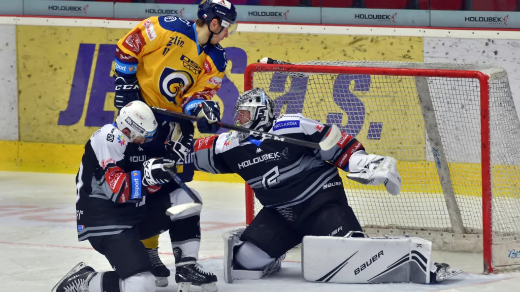 Karlovarský brankář Filip Novotný zasahuje v utkání proti Zlínu