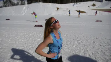 Dobrovolnice v tílku během ZOH v Soči