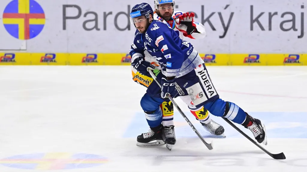 Vítkovický Dominik Lakatoš v souboji s Janem Kolářem z Pardubic