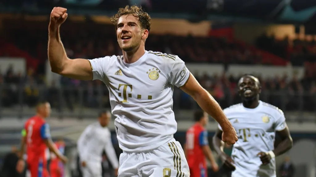 Leon Goretzka z Bayernu oslavuje gól v Plzni