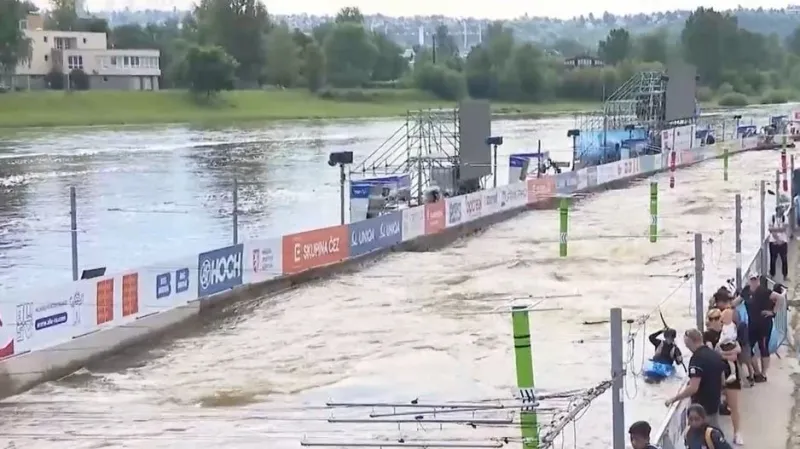 V Troji se utkají slalomáři v kayakcrossu o postup na OH