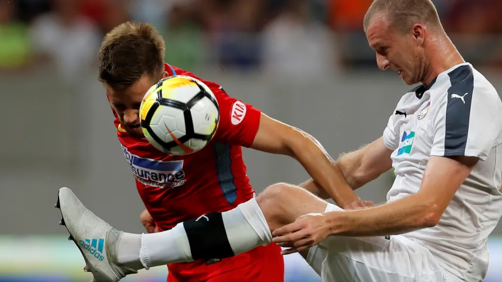 Plzeňský Michael Krmenčík bojuje o míč v zápase proti FCSB