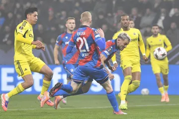 Hlavičkující Tomáš Ladra v utkání Plzně s Fenerbahce