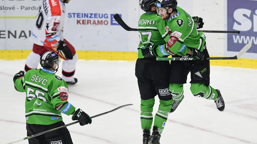 Hokejisté Mladé Boleslavi se radují z výhry v Hradci Králové