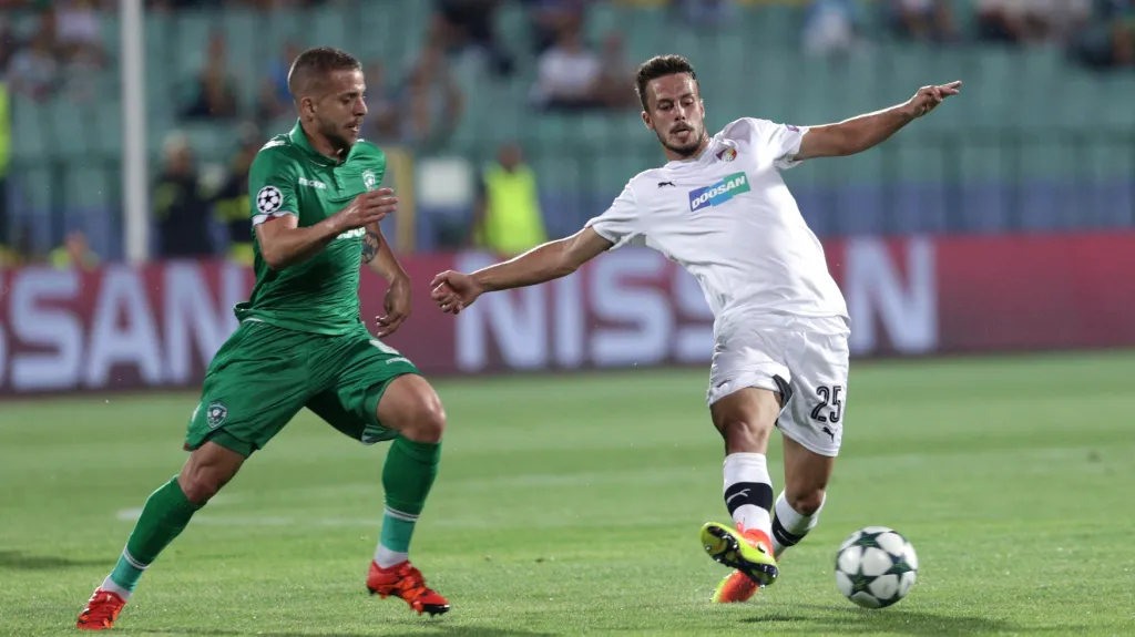 Plzeňský Jakub Hromada v souboji o míč