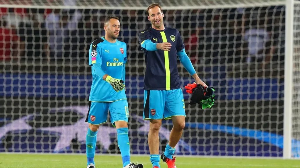 David Ospina (vlevo) v konverzaci s Petrem Čechem