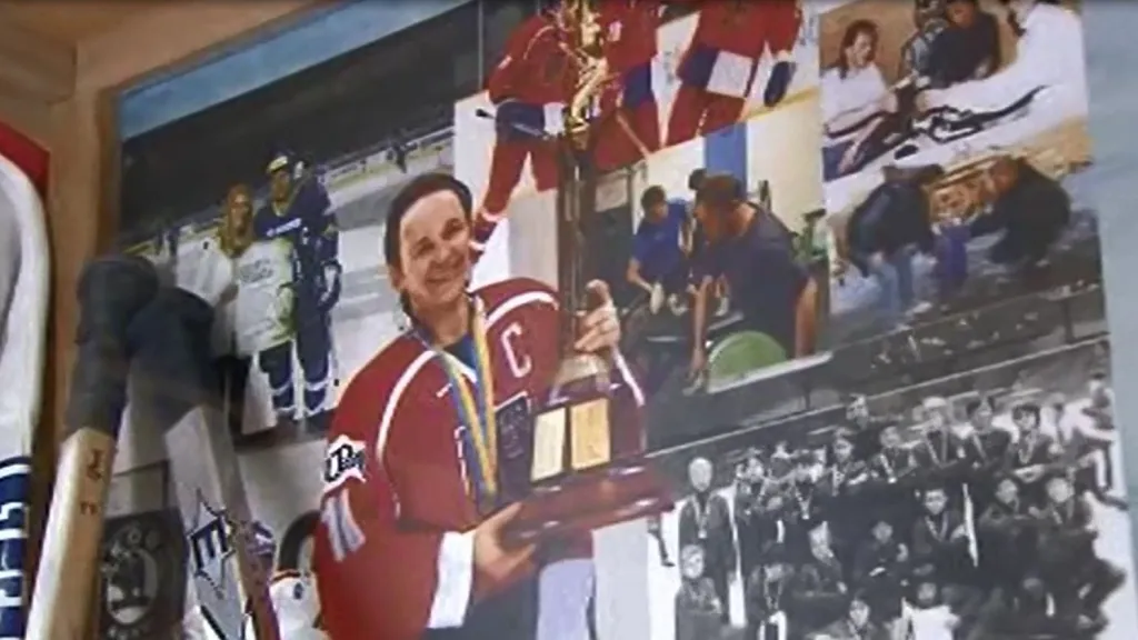 Lány lákají na hokejovou výstavu pamětihodností