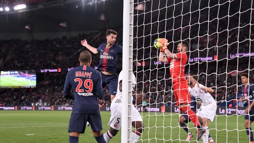 Brankář Tomáš Koubek (uprostřed) v utkání proti PSG