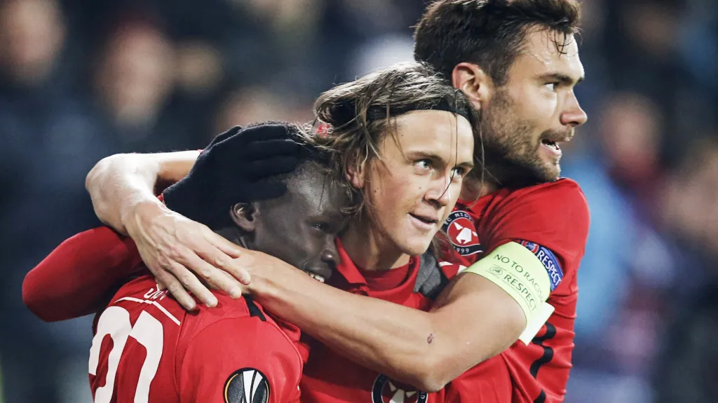 Fotbalisté Midtjyllandu se radují z gólu