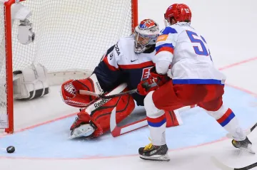 Rus Sergej Širokov se snaží překonal Júliuse Hudáčka ze Slovenska