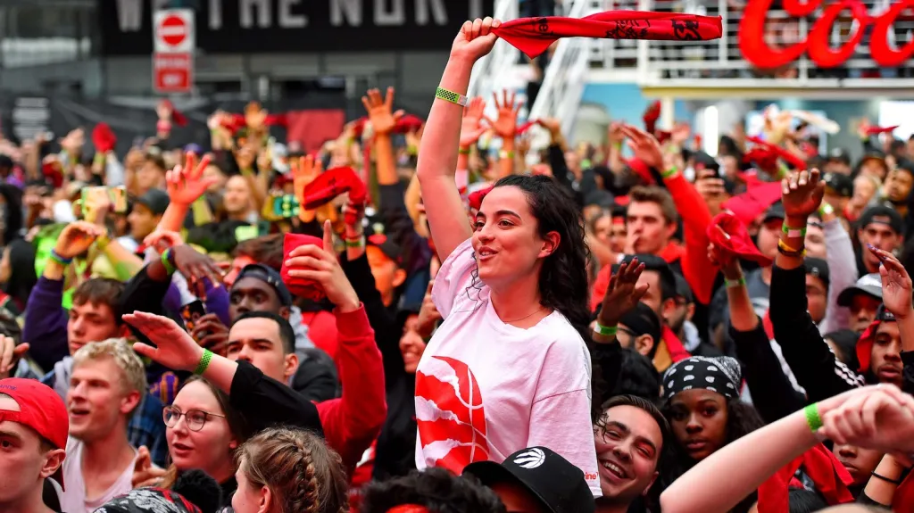 Fanoušci Raptors ve fanzóně před halou v Torontu