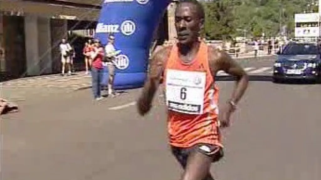 Vítěz maratonu Kenneth Mungara