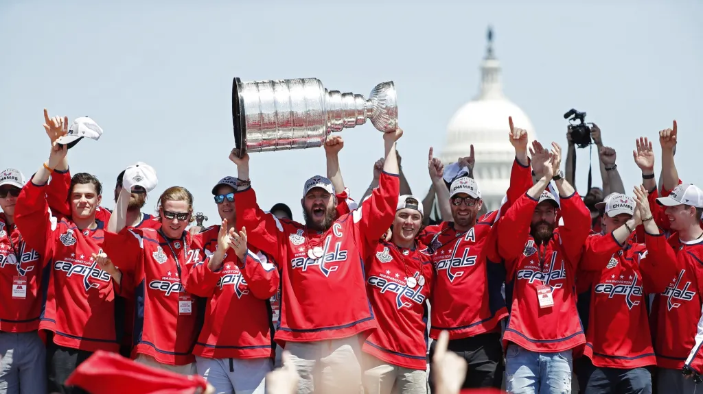 Hokejisté Washingtonu slaví s fanoušky Stanley Cup