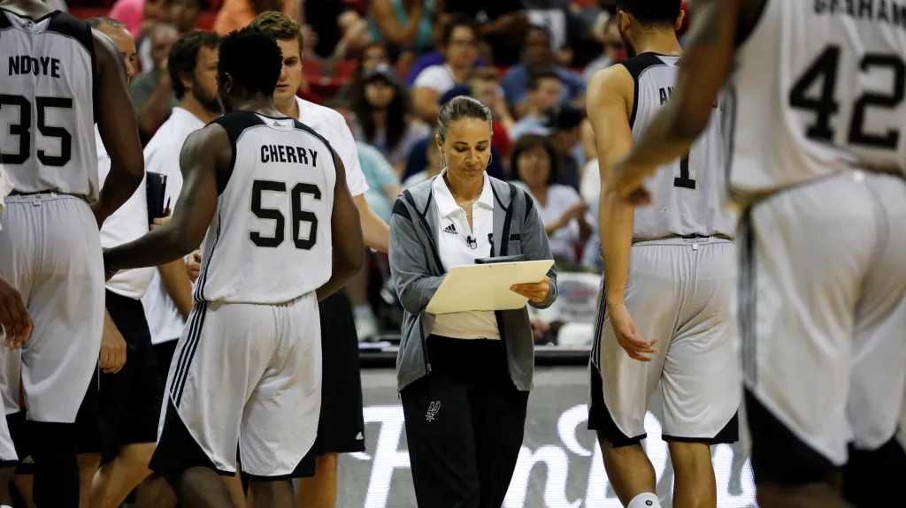 Becky Hammonová na lavičce San Antonia během Summer League NBA