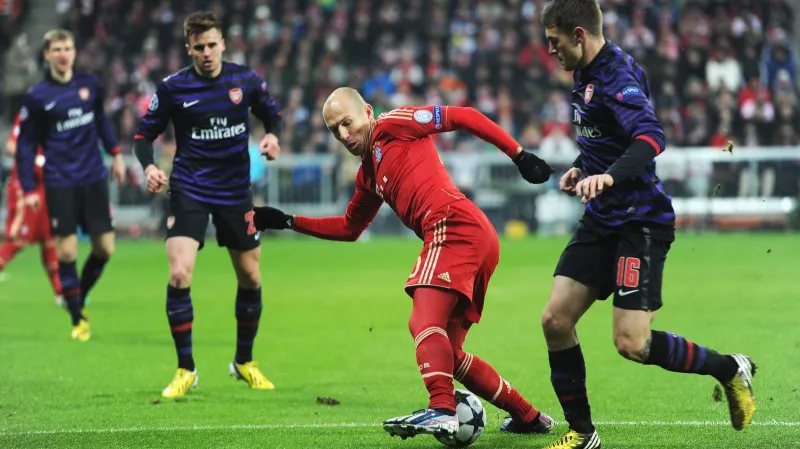 Arjen Robben v obklíčení hráčů Arsenalu