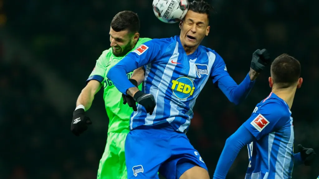 Daniel Caligiuri ze Schalke v souboji s Davie Selkem z Herthy