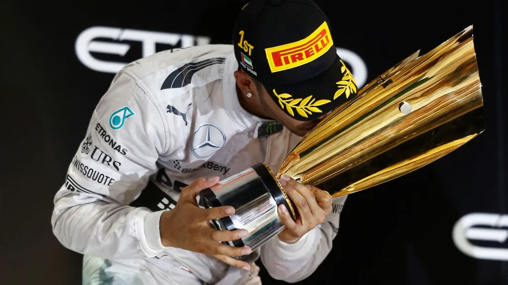 Slavící Lewis Hamilton