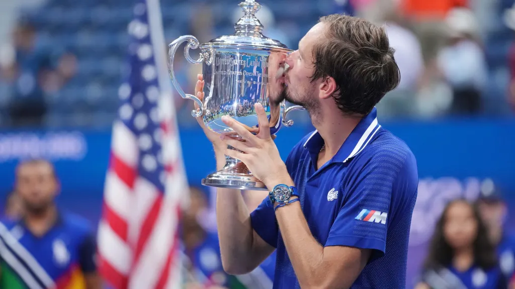 Daniil Medvěděv s trofejí pro vítěze US Open