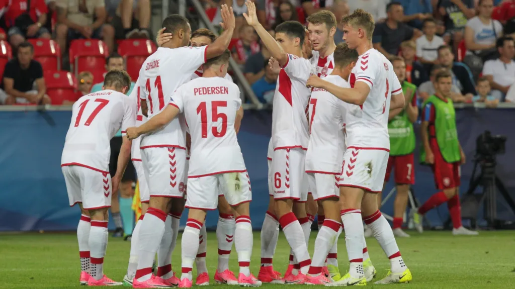 Slavící dánští fotbalisté