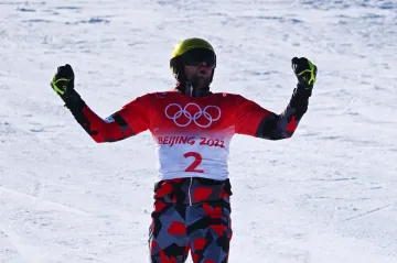 Benjamin Karl se raduje ze zlaté medaile