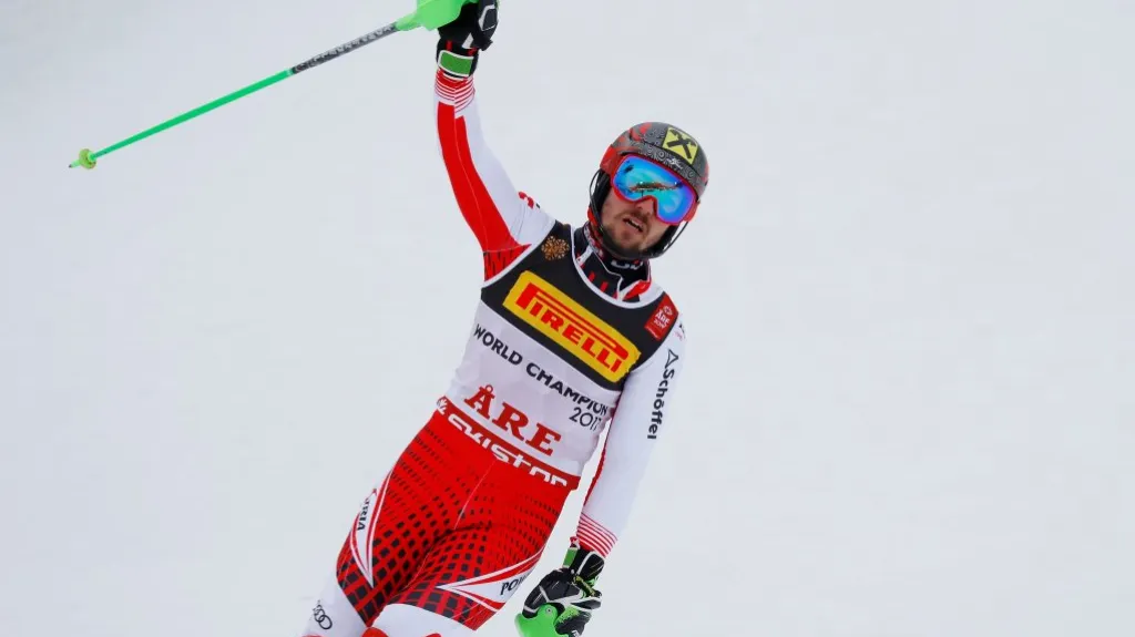 Marcel Hirscher z Rakouska se raduje z vítězství ve slalomu na MS v Aare