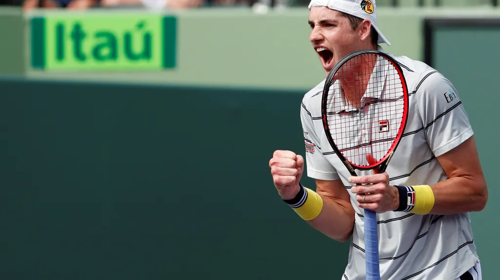 John Isner se raduje z vítězství