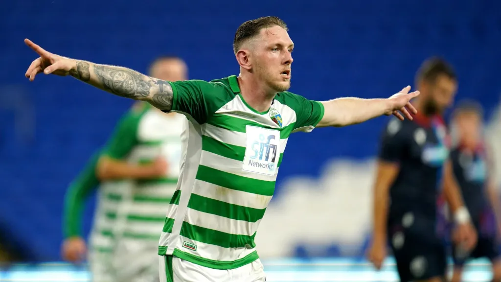 Declan McManus slaví jednu ze tří branek, jež nasázel Plzni 