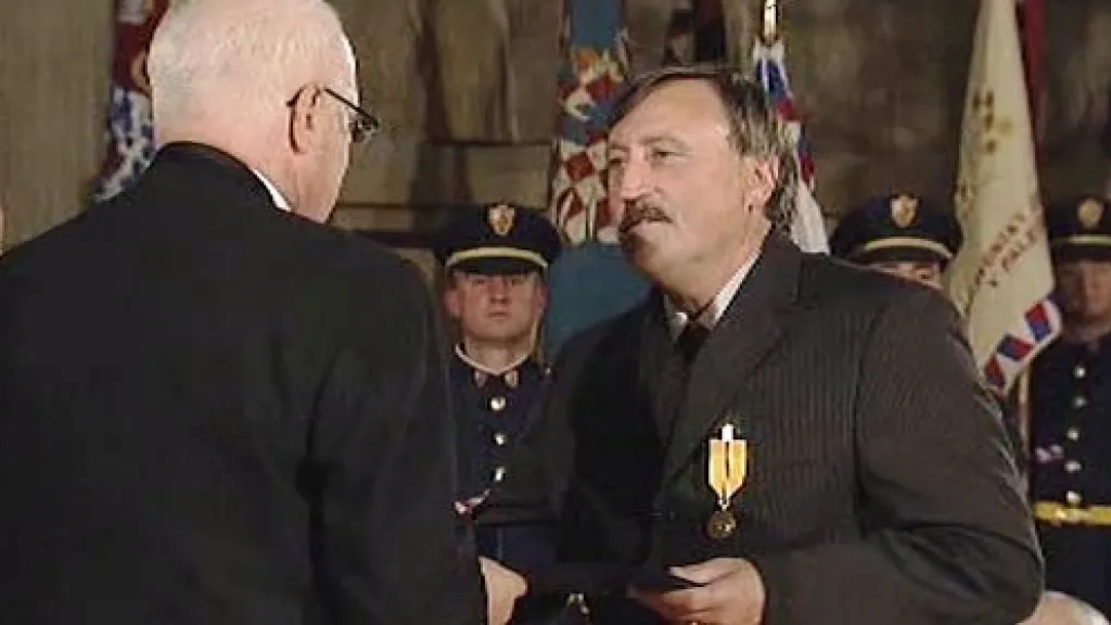 Prezident Klaus vyznamenává Antonína Panenku