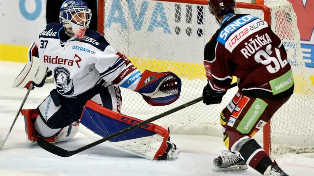 Brankář Daniel Dolejš z Vítkovic v utkání proti Spartě