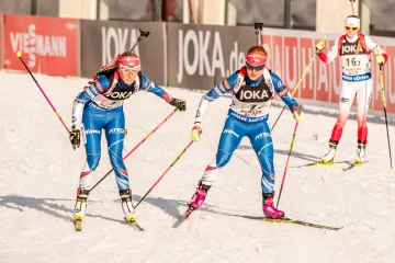 Eva Puskarčíková předává štafetu Gabriele Koukalové