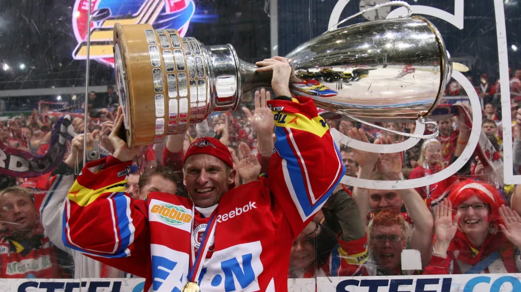 Dominik Hašek slavící extraligový titul
