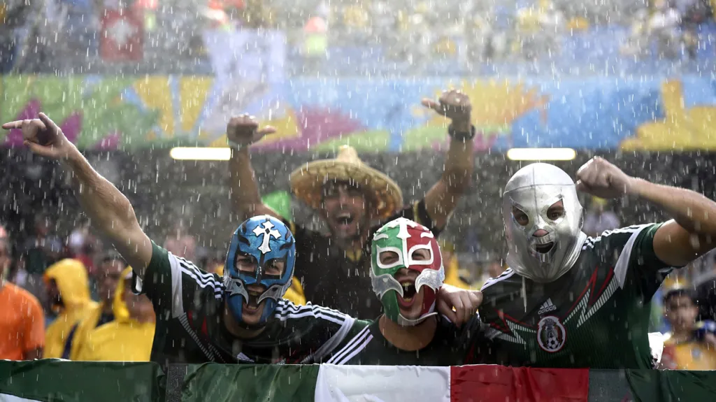 Zápas Mexika s Kamerunem poznamenal liják