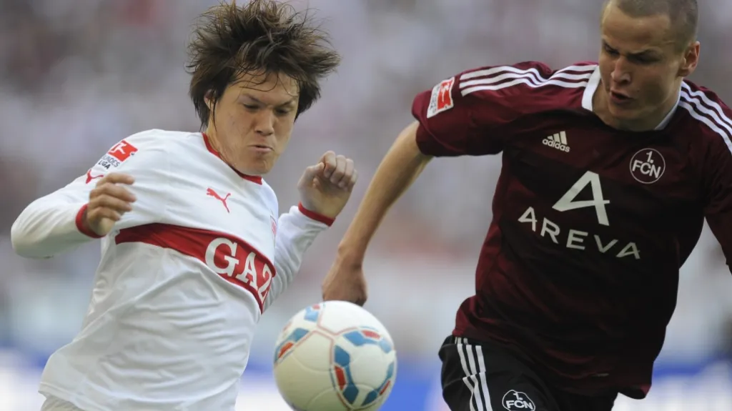 Adam Hloušek v dresu Norimberku (vpravo)