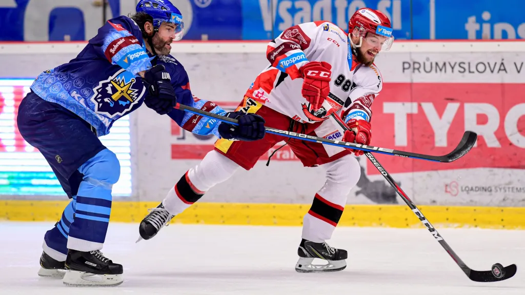 Jaromír Jágr v souboji s Radovanem Pavlíkem