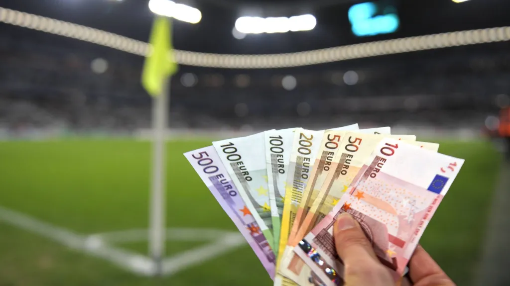 Ve fotbalovém světě mají peníze výraznou roli