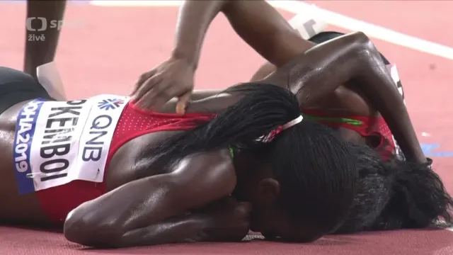 Souboj v cílové rovince v běhu na 5000 metrů žen