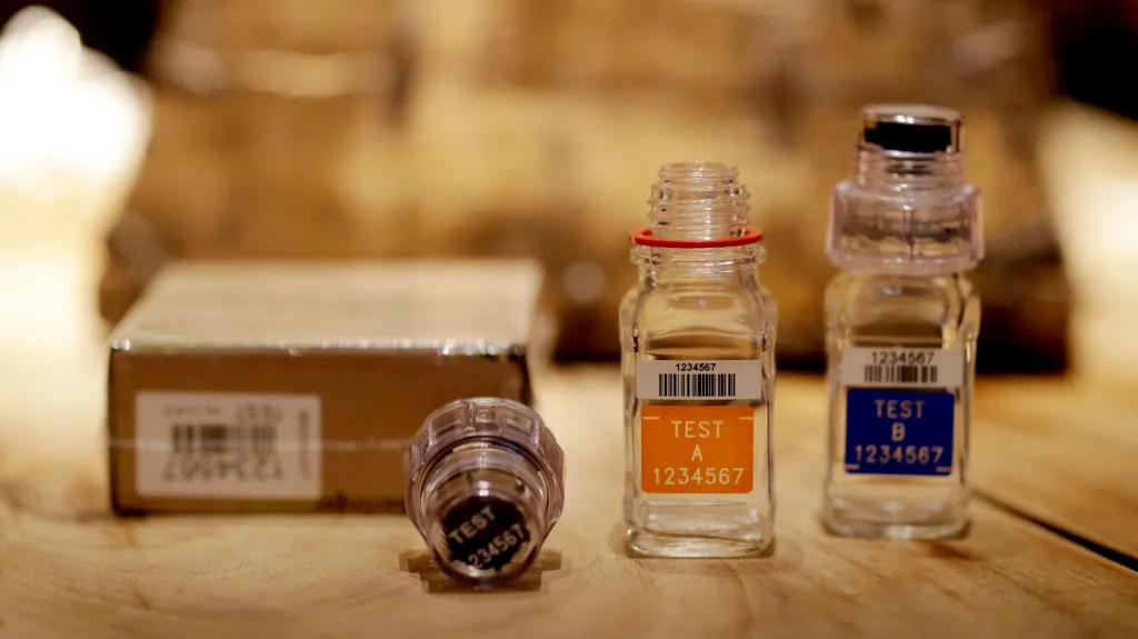 Lahvičky se vzorky pro testování na doping