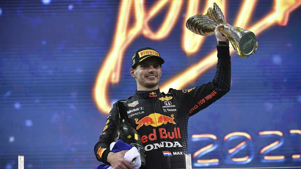 Max Verstappen s trofejí pro světového šampiona F1