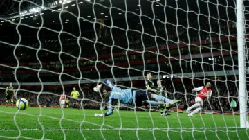 Thierry Henry střílí vítězný gól